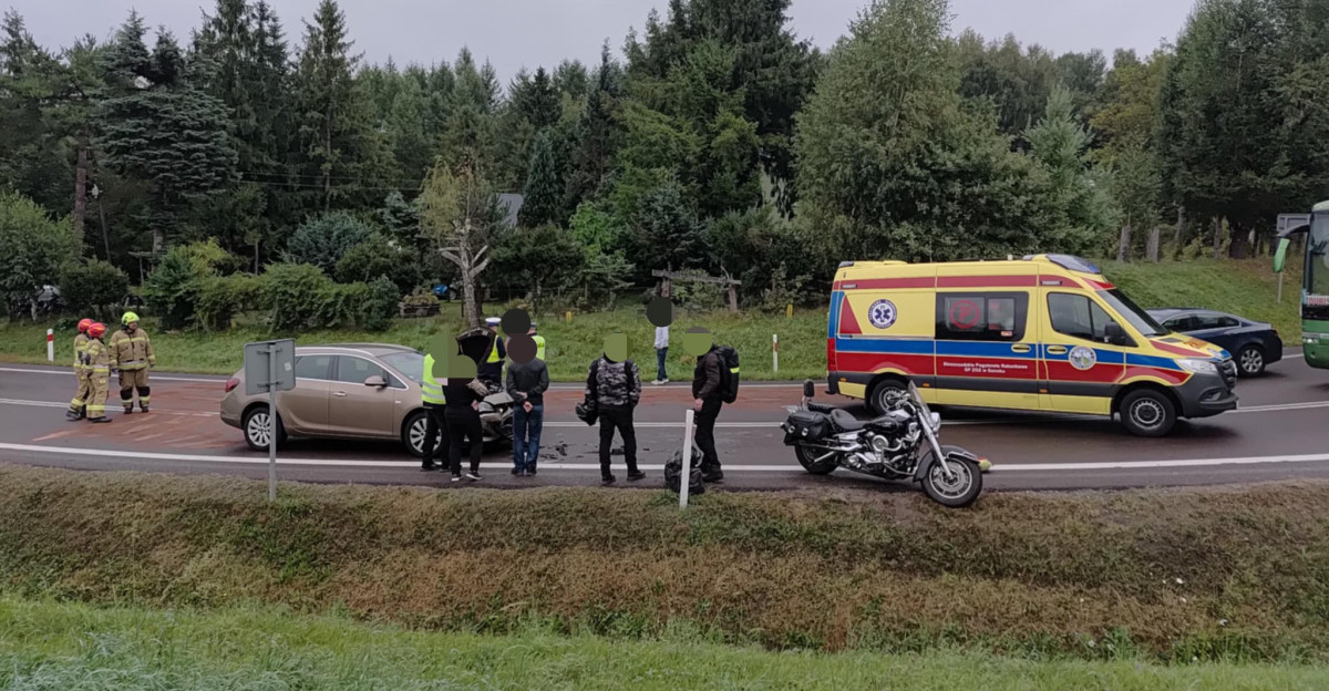 ZAGÓRZ: Zderzenie dwóch samochodów i motocykla. Jedna osoba w szpitalu [ZDJĘCIA]