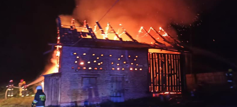 Pożar stodoły w Humniskach. Z ogniem walczyło pięć zastępów straży pożarnej (ZDJĘCIA)
