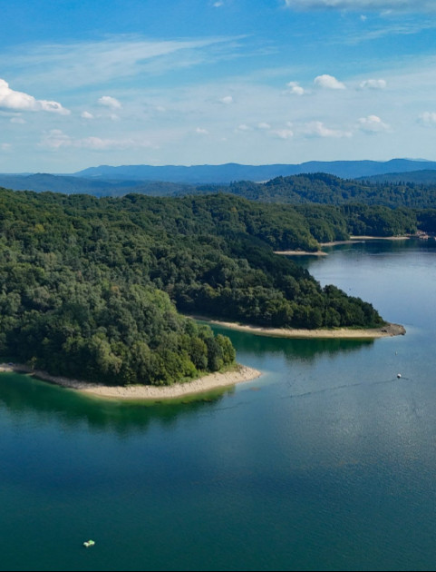 Lato na Jeziorze Solińskim. ZOBACZ ZDJĘCIA Z LOTU PTAKA