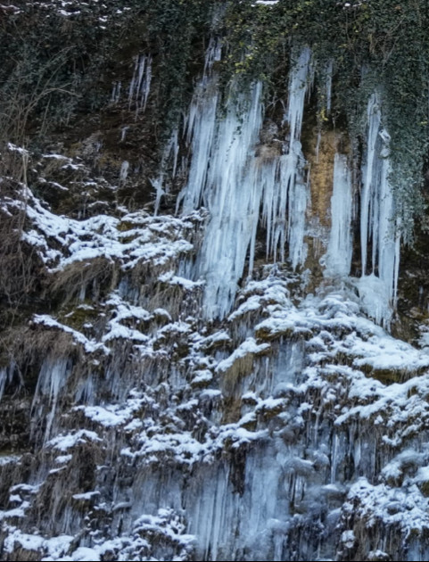 Lodospady w Rudawce Rymanowskiej. Zimowy spektakl natury przyciąga turystów. VIDEO, ZDJĘCIA Z LOTU PTAKA!