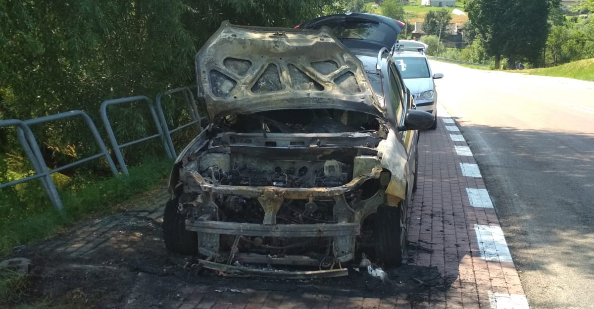 Pożar samochodu w Baryczy. Przyczyną instalacja elektryczna [ZDJĘCIA]