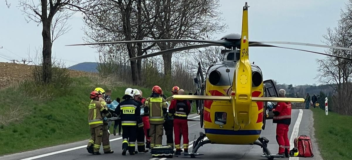 Czołowe zderzenie w Grabownicy Starzeńskiej. Na miejscu lądował śmigłowiec LPR [ZDJĘCIA]