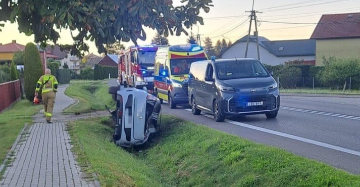 Stracił panowanie nad pojazdem i dachował [ZDJĘCIE]