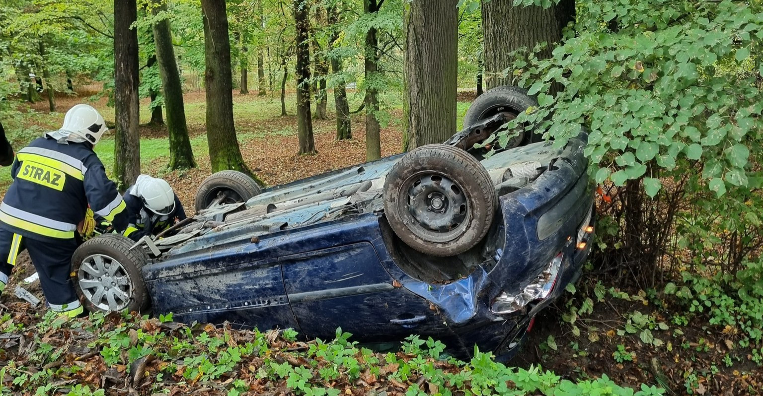 Niebezpiecznie w Jasienicy. Dachowała kobieta (ZDJĘCIA)