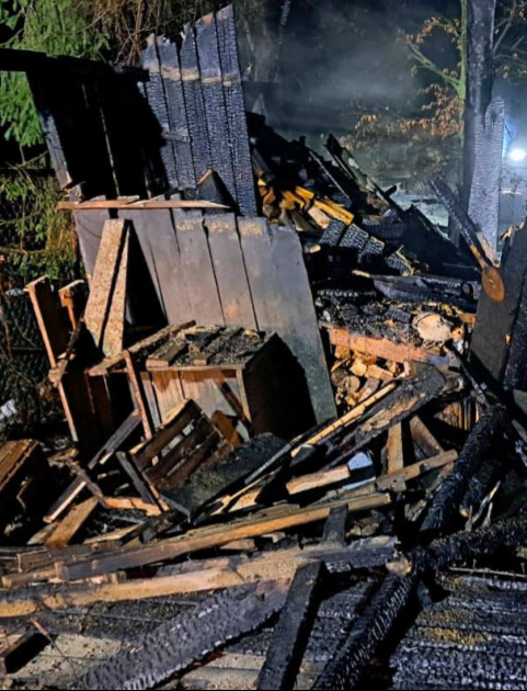BIESZCZADY: Pożar garażu przy budynku mieszkalnym [ZDJĘCIA]
