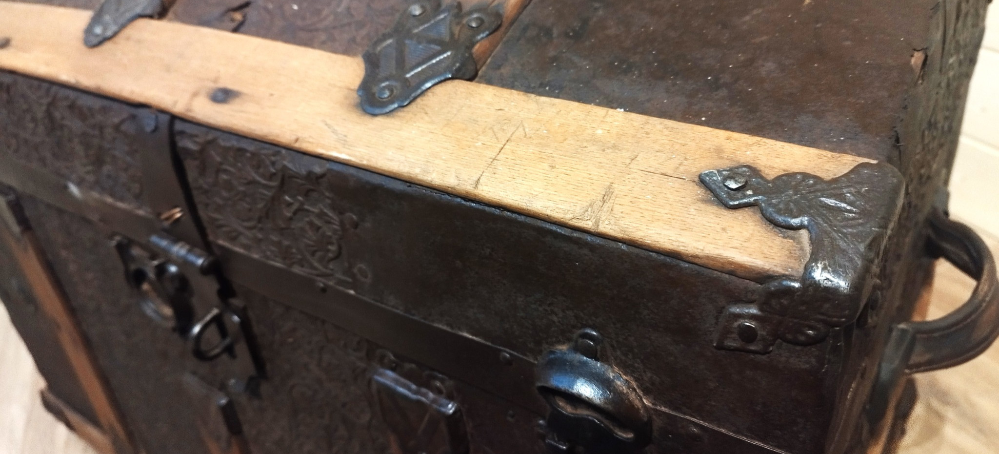 Skarb z przeszłości w sanockim Skansenie. Wyjątkowy kufer wzbogacił zbiory muzeum [ZDJĘCIA]