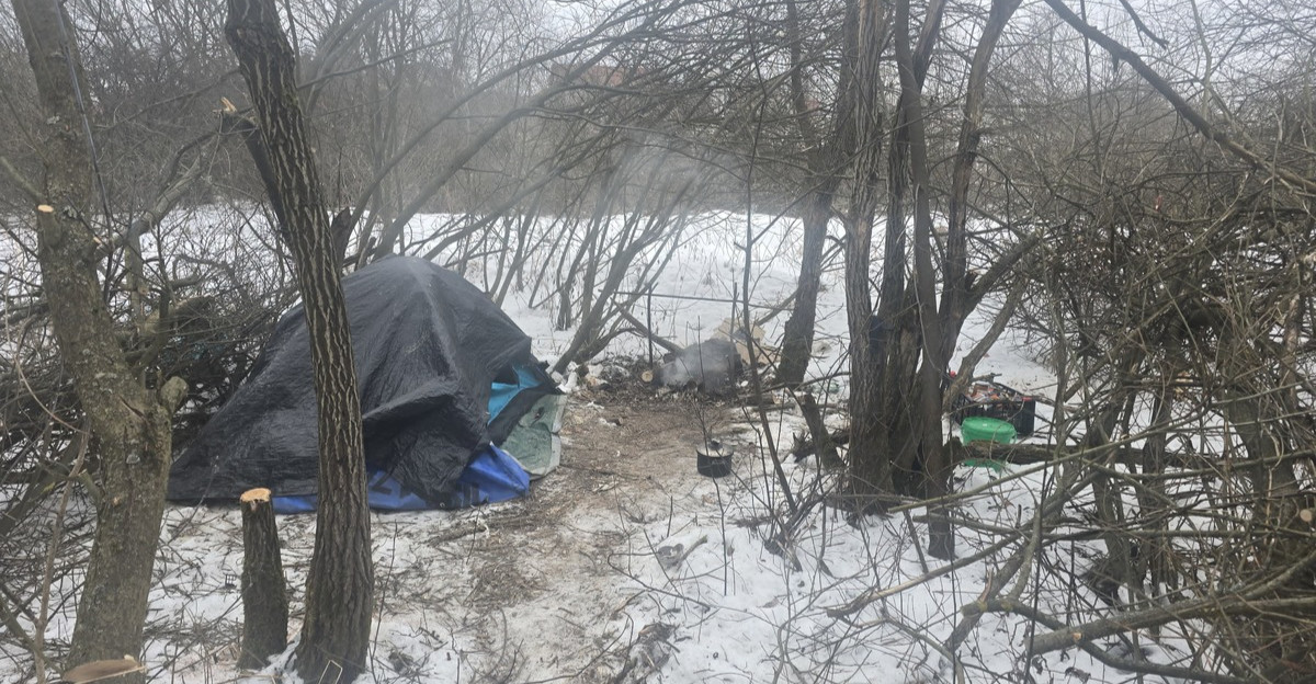 BRZOZÓW: Czujność mieszkańca uratowała życie. Mężczyzna trafił do schroniska [ZDJĘCIA]