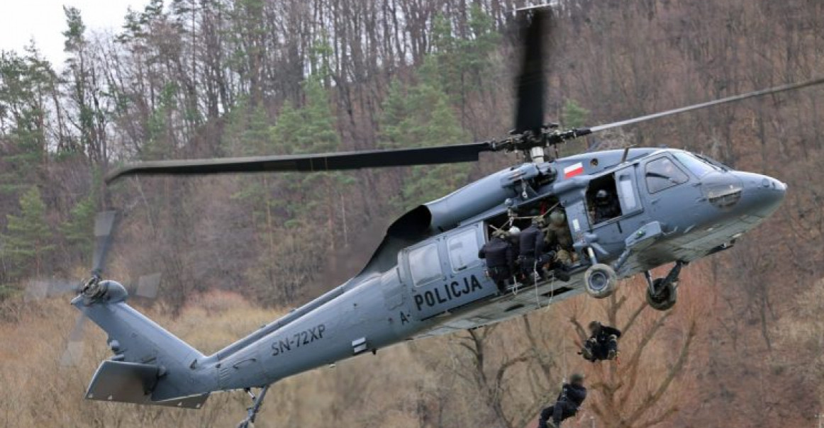 BIESZCZADY: Black Hawk w akcji. Ćwiczenia bojowe policyjnych kontrterrorystów [ZDJĘCIA]