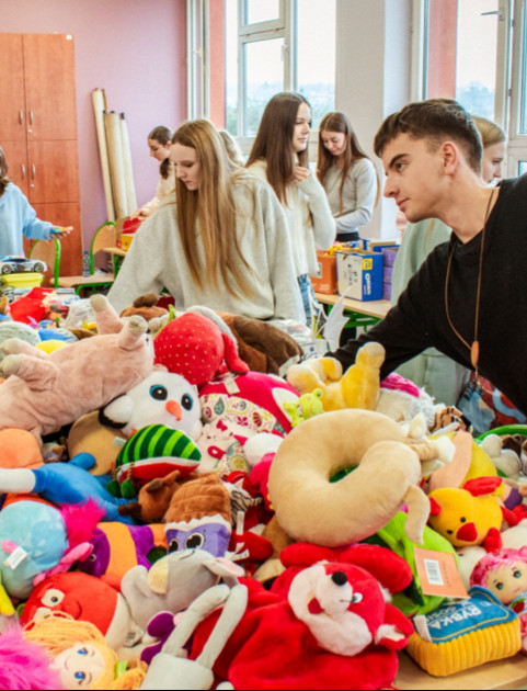 Mikołajkowa misja w I LO w Sanoku. Pomocnicy św. Mikołaja szykują prezenty [ZDJĘCIA]