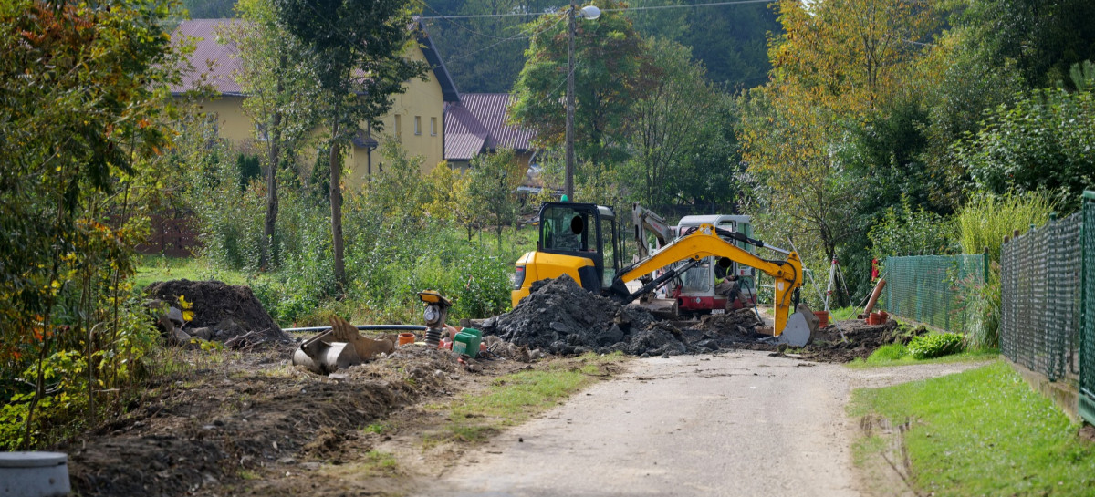 Postęp prac przy budowie kanalizacji sanitarnej w Niebieszczanach [ZDJĘCIA]