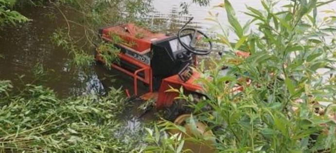 SMOLNIK. Tragiczny wypadek. Traktor wpadł do wody. Śmierć Ukraińca (ZDJĘCIE)