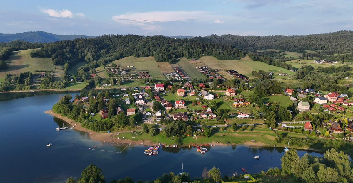 ZAWÓZ Z LOTU PTAKA. Malownicza miejscowość nad Jeziorem Solińskim (ZDJĘCIA)