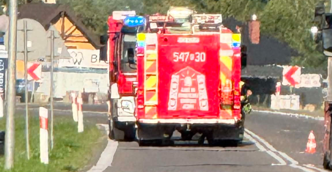 PILNE. Dachowanie auta w Sanoczku. Trzy osoby poszkodowane [VIDEO, ZDJĘCIA]