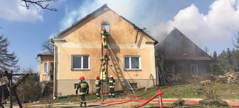 Pożar zamieszkałego domu. Akcja pięciu zastępów straży pożarnej (ZDJĘCIA)