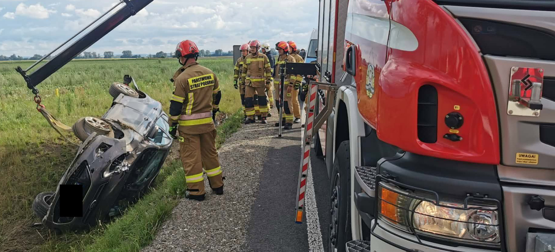 Osobówka dachowała w rowie. W środku 4 osoby [ZDJĘCIA]