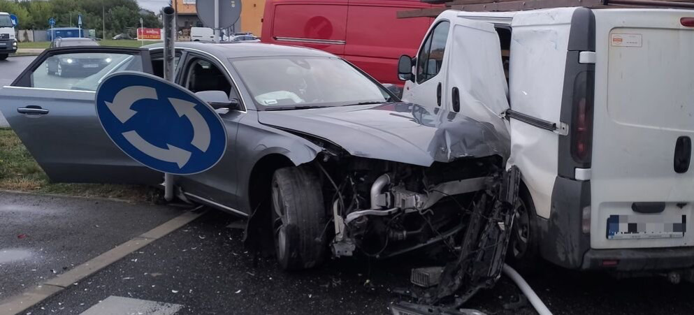 Jedno zderzenie pociągnęło za sobą kolejne. Kolizja na rondzie