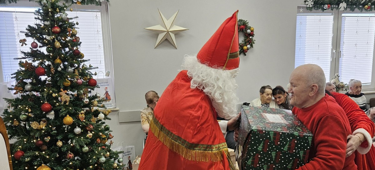 Pomagali Świętemu Mikołajowi. Wzruszająca akcja dla podopiecznych DPS „Światło Nadziei” [ZDJĘCIA]