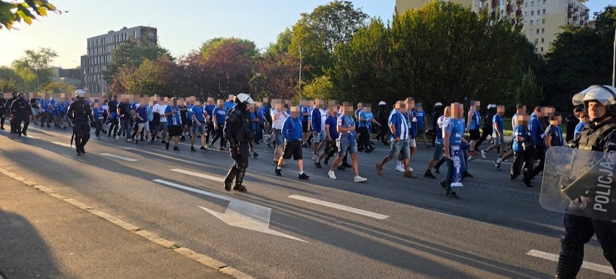 Tłumy kibiców i wzmożone siły policji. Tak wyglądał mecz [ZDJĘCIA]