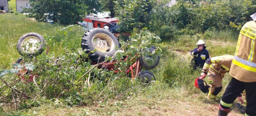 POWIAT BRZOZOWSKI. 63-latek przygnieciony przez traktor. Z obrażeniami trafił do szpitala (ZDJĘCIA)