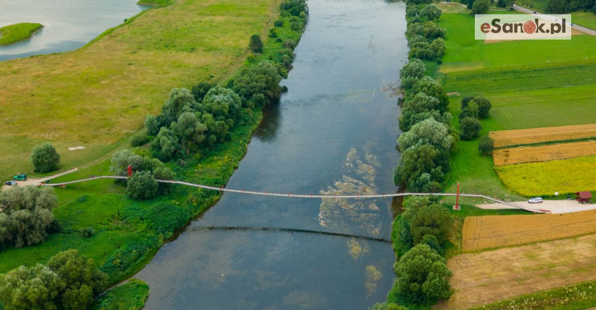 Wisząca kładka nad Sanem. Warto się tu zatrzymać! VIDEO Z LOTU PTAKA