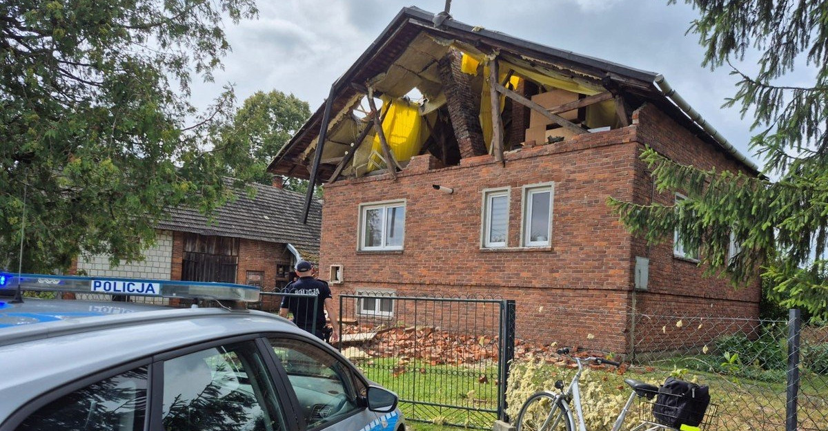 Podkarpaccy policjanci po przejściu burz. Ewakuacja obozów harcerskich i wsparcie mieszkańców (ZDJĘCIA)