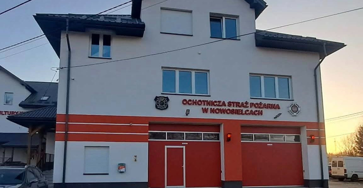 Nowy defibrylator AED w gminie Zarszyn. Urządzenie ratujące życie trafiło Nowosielec