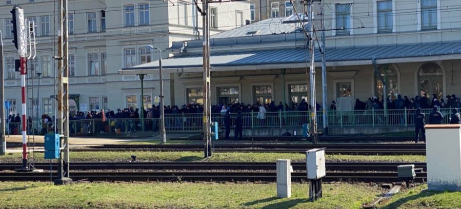 Ukraińcy wracają do ojczyzny. Dworzec w Przemyślu sparaliżowany! (ZDJĘCIA)