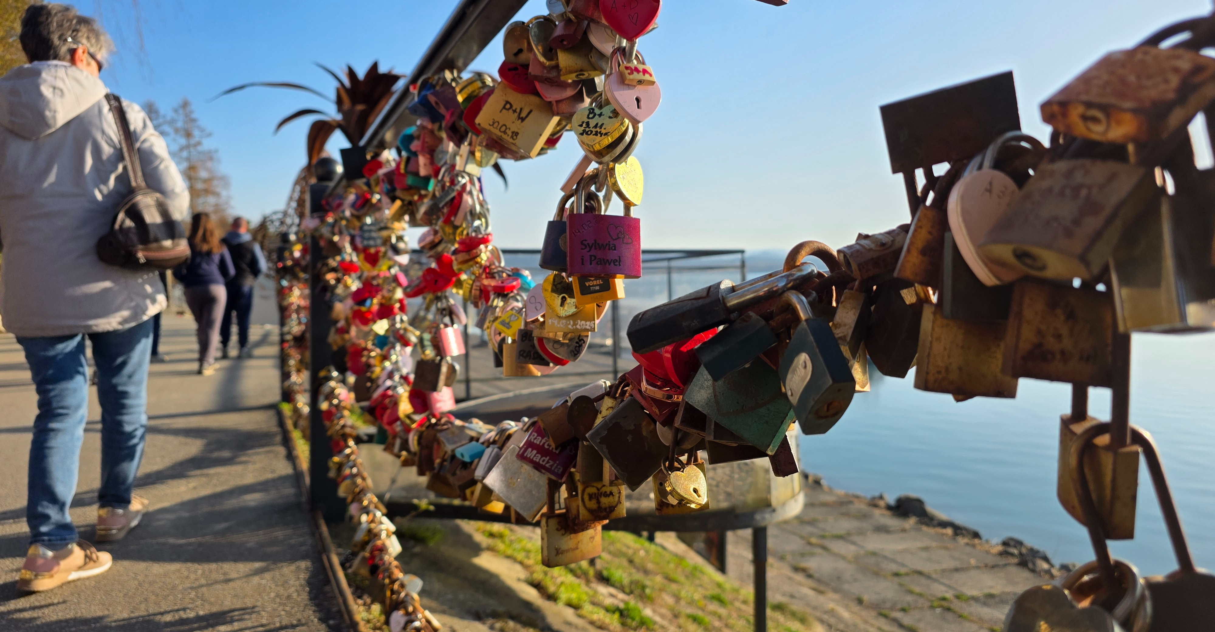 „Zatrzymaj mnie w swoim sercu…” Magiczne miejsce w Solinie przyciąga pary z całej Polski [VIDEO, ZDJĘCIA]