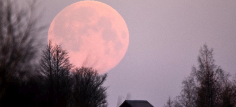 Najjaśniejsza pełnia tego roku. Księżyc różowy! (ZDJĘCIA)