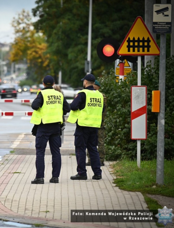 Policyjna akcja na torach. „Bezpieczeństwo na strzeżonych przejazdach kolejowych” [ZDJĘCIA]