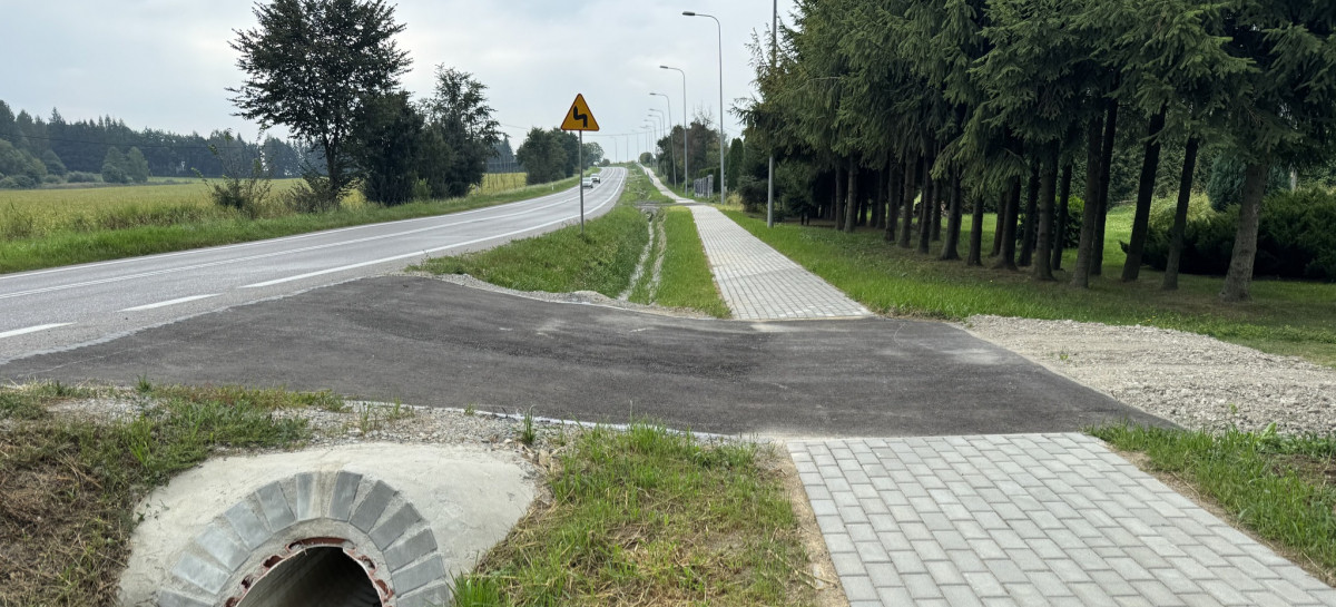 GMINA SANOK: Bezpieczniej w Jurowcach. Powstał nowy chodnik [ZDJĘCIA]