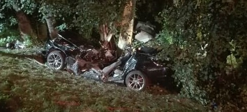 BMW uderzyło w drzewo. Zginęło dwóch młodych mężczyzn (FOTO)