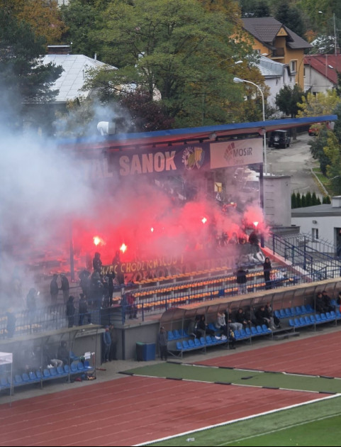 PIŁKA NOŻNA: Trzy karne i pięć bramek w Sanoku. Polonia wywozi komplet punktów [VIDEO, ZDJĘCIA]