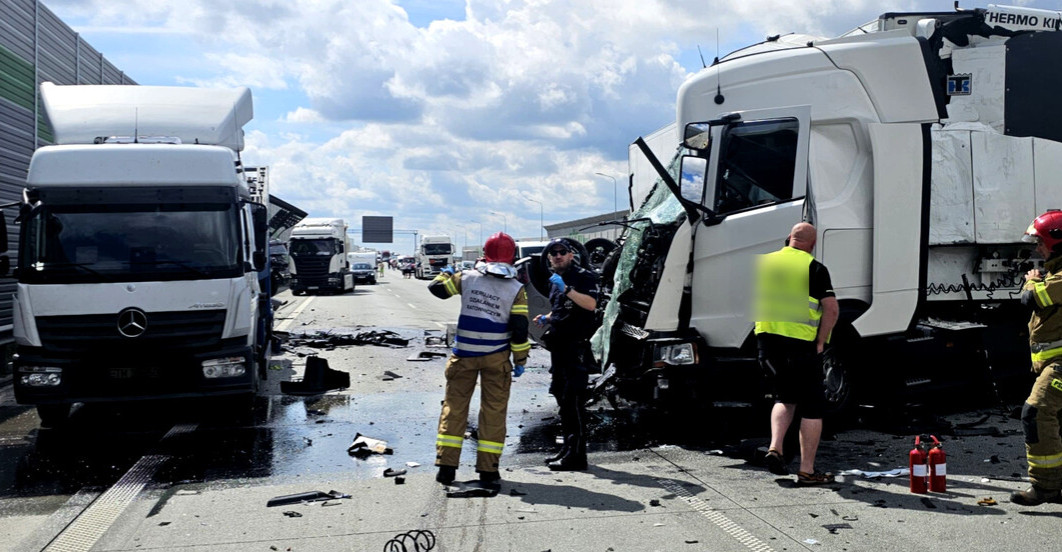 Auto WYSTRZELIŁO w powietrze. O krok od tragedii na A1 [ZDJECIA, VIDEO]