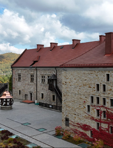 Zabytkowa studnia na dziedzińcu sanockiego zamku odtworzona! Historyczny element powraca po latach [VIDEO, ZDJĘCIA]