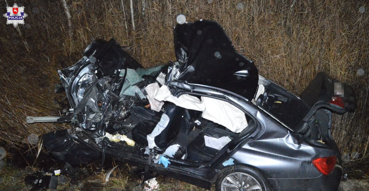 Kierujący BMW zginął po zderzeniu się z 2 ciężarówkami. Nie żyje młody kierowca