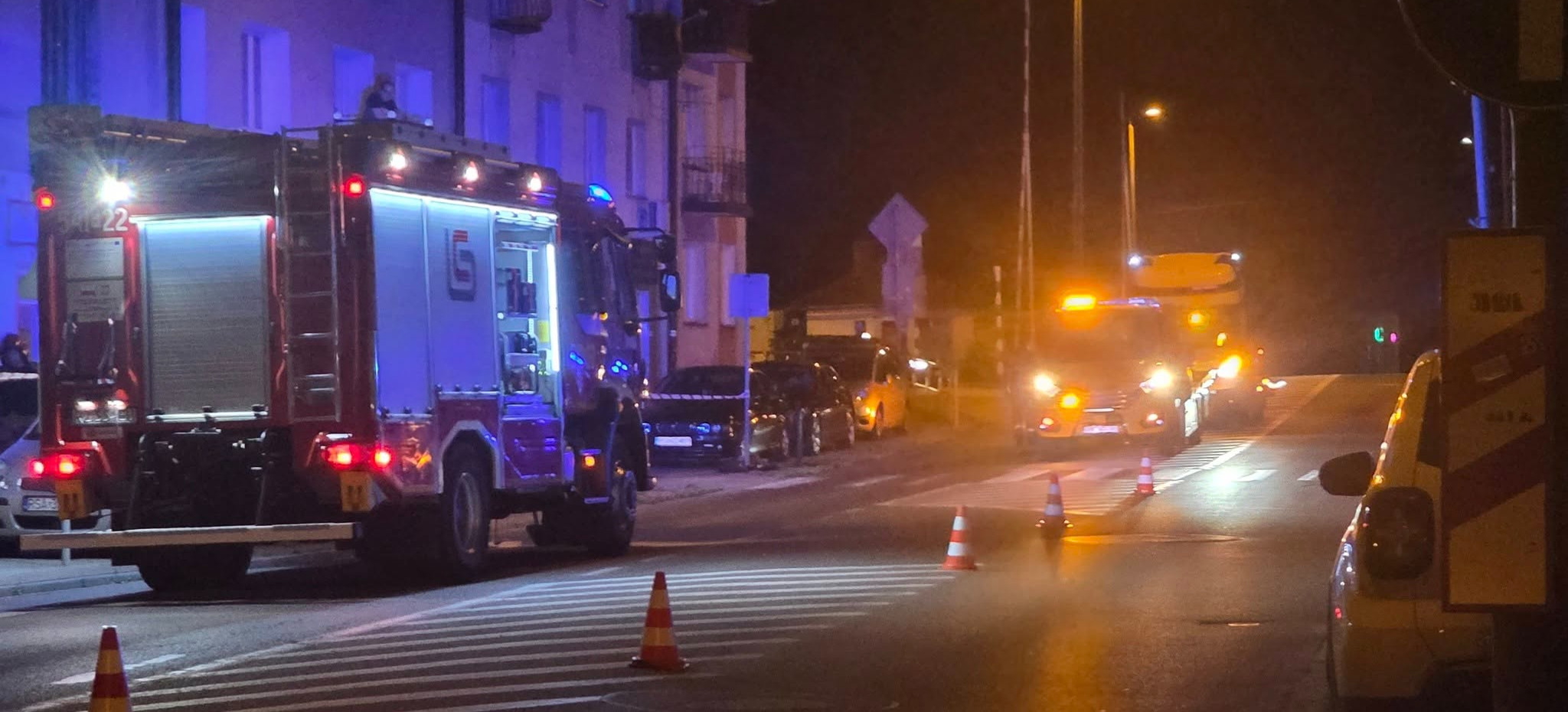 SANOK: Stracił panowanie, ściął słupki i wjechał w zaparkowane auto – był nietrzeźwy