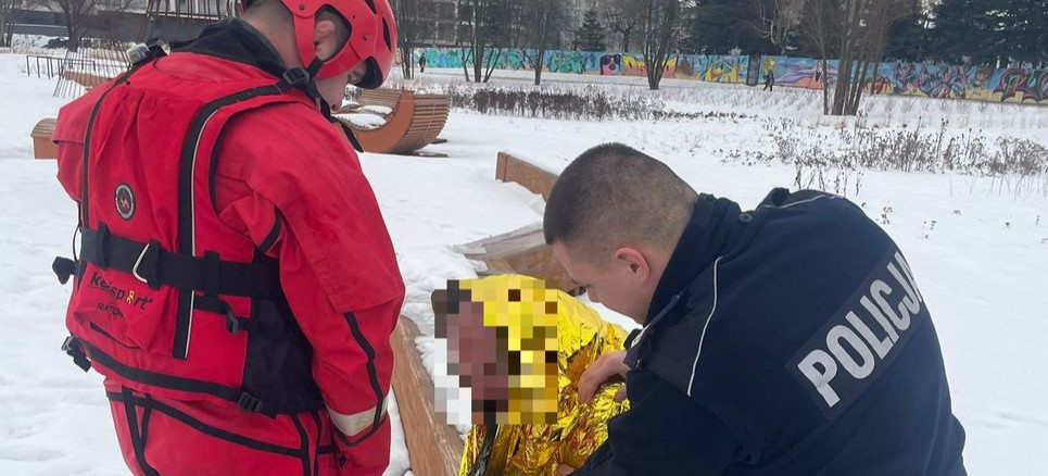 Chwila grozy na Wisłoku! Pijany mężczyzna chodził po lodzie [ZDJĘCIA]