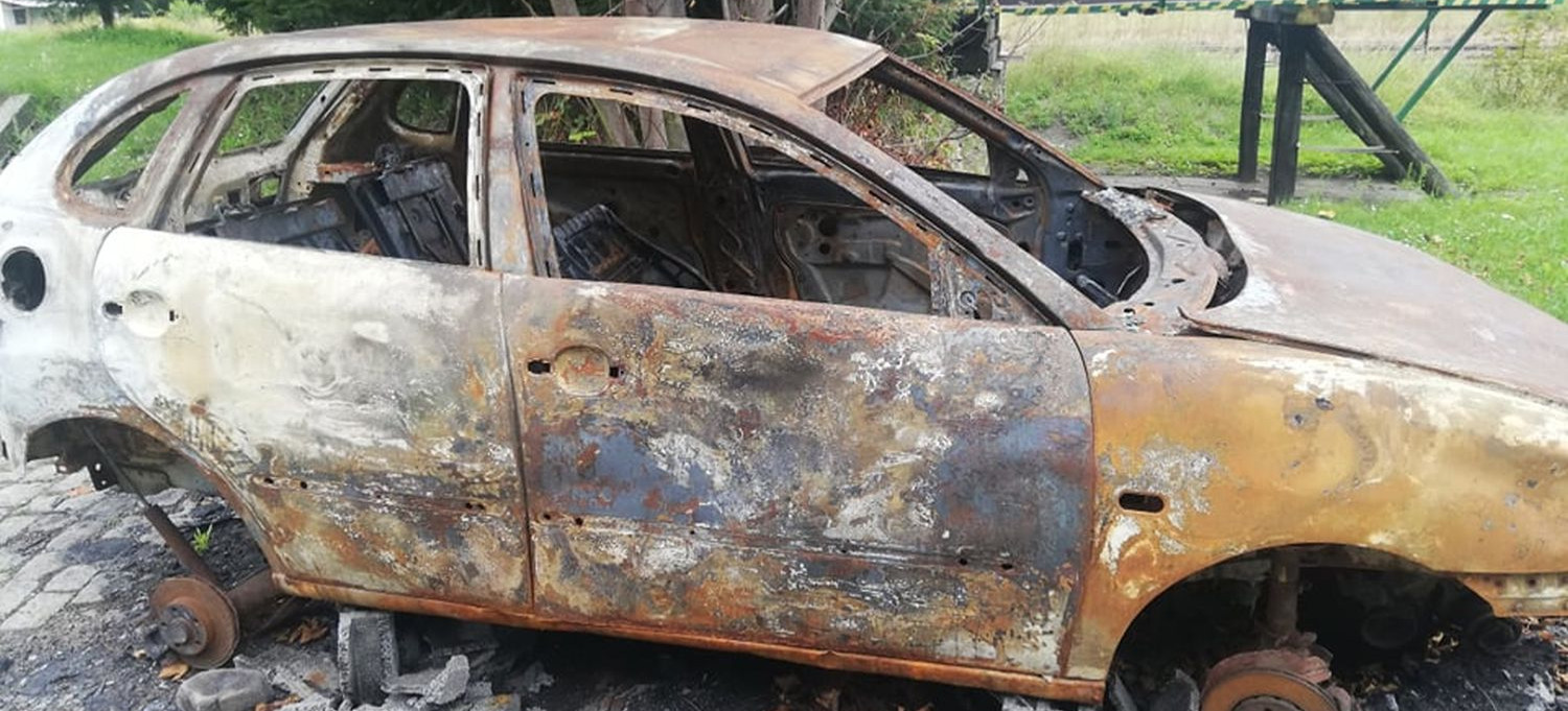 Spalony wrak samochodu od trzech miesięcy na zagórskim osiedlu (ZDJĘCIA)