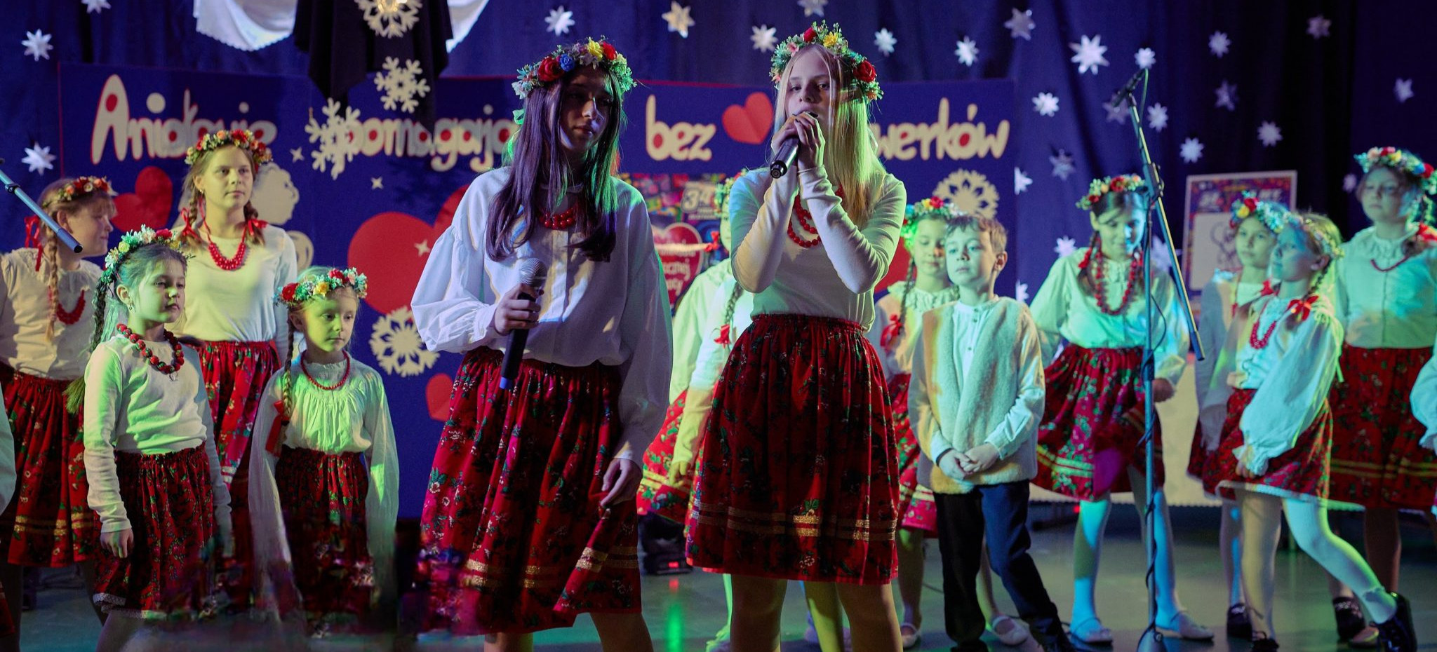 „Aniołowie pomagają bez fajerwerków”. Wyjątkowy koncert w SP 6 w Sanoku [VIDEO]