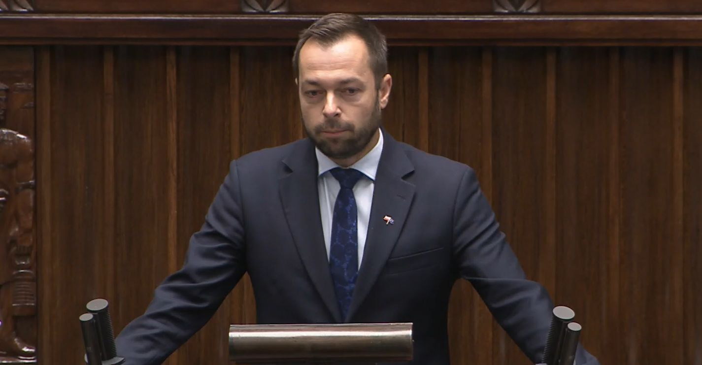 NIEDŹWIEDŹ W CENTRUM PRZEMYŚLA! Poseł Romowicz: „Czy czekacie, aż zabije człowieka w mieście?” [VIDEO]