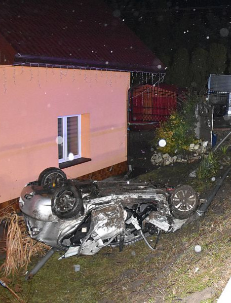 Pijany 20-latek uciekał z prędkością 200 km/h. Pościg zakończony dachowaniem