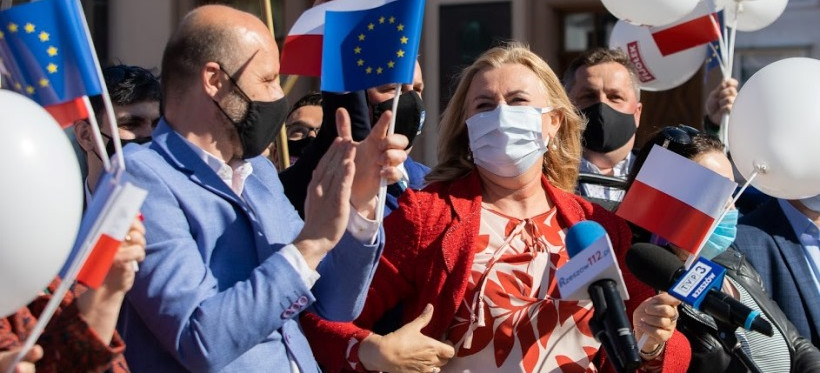 Dzień Europy w Rzeszowie. Fijołek i Łukacijewska kroili tort w barwach flagi UE (FOTO)