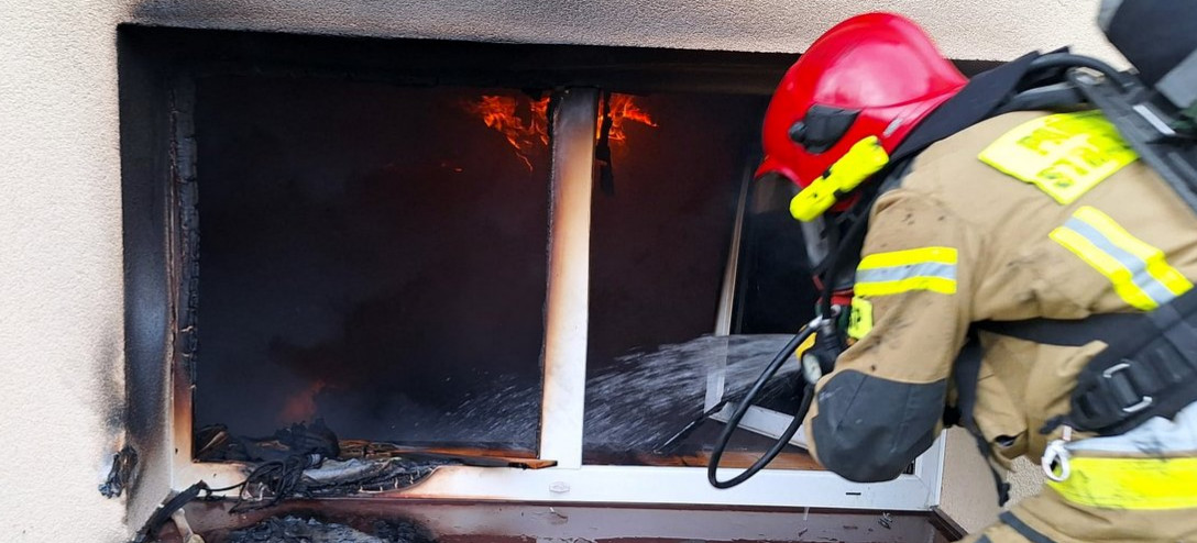 Jedna osoba zginęła w pożarze domu w Stalowej Woli (ZDJĘCIA)