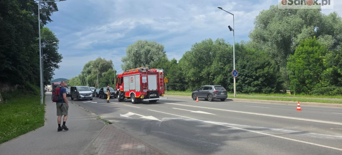 SANOK: Zderzenie dwóch osobówek z dostawczakiem [VIDEO, ZDJĘCIA]