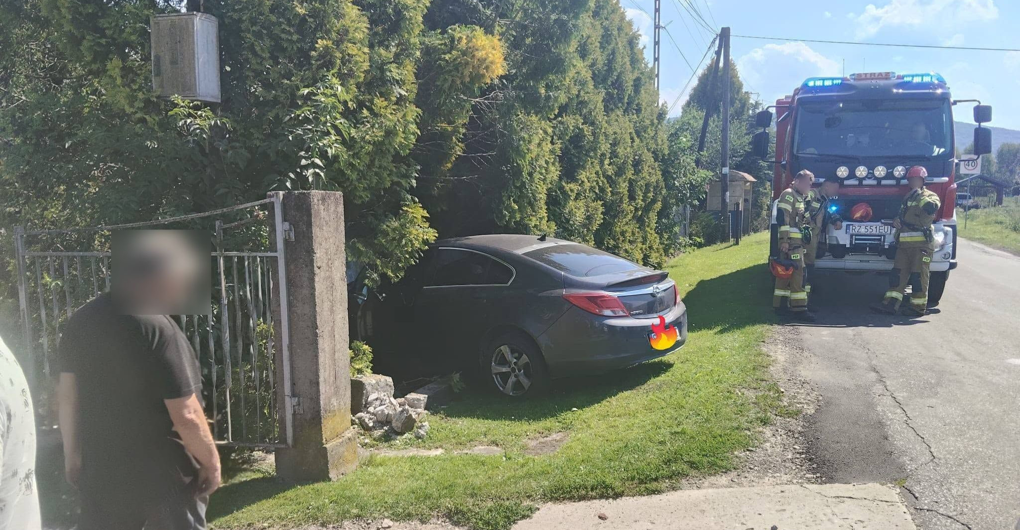 Groźnie wyglądające zdarzenie w Mrzygłodzie. Auto uderzyło w ogrodzenie [ZDJĘCIA]