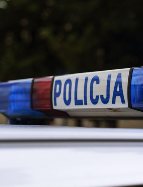 USTRZYKI DOLNE. Policjanci pomogli 51-letniej kobiecie narażonej na wychłodzenie