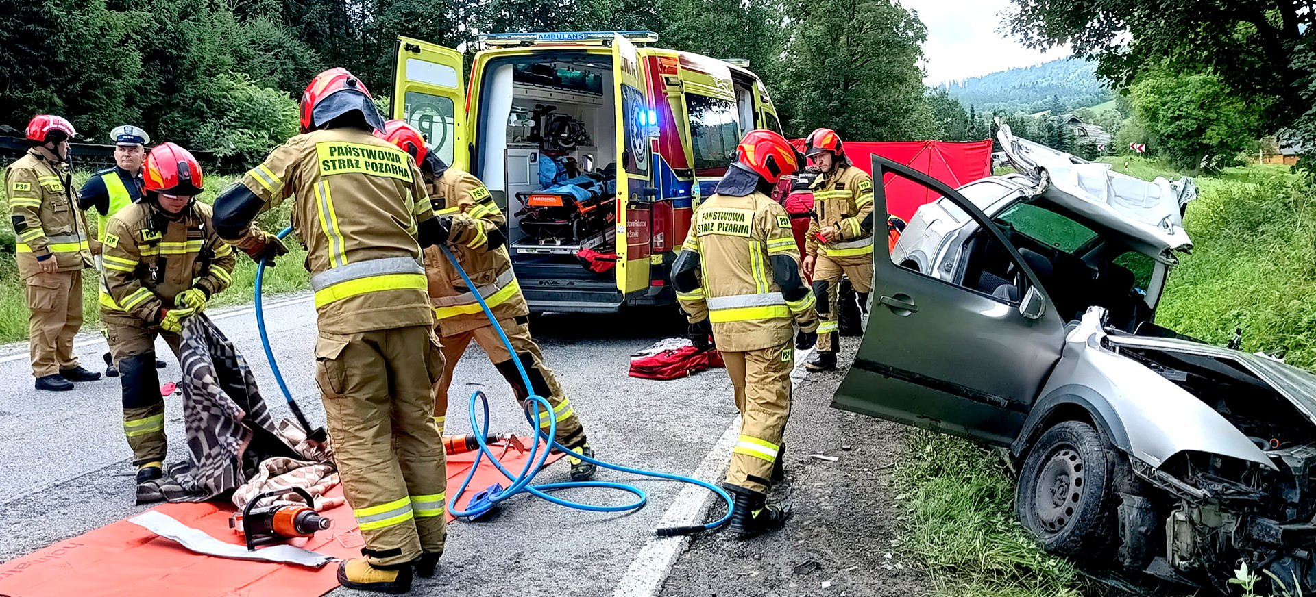 Wypadek czołowy z udziałem ciężarówki w Hoszowie (ZDJĘCIA)