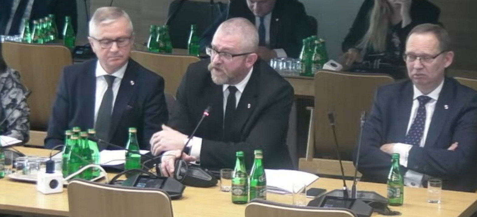 Komisja jest „ZA” uchyleniem immunitetu Grzegorza Brauna (VIDEO)
