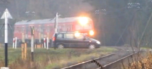 SANOK: Kierowca zupełnie zlekceważył nadjeżdżający pociąg! Zobaczcie nagranie! (VIDEO)